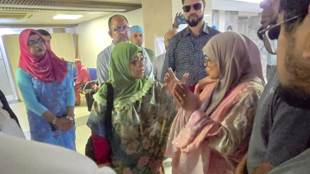 চবির আহত শিক্ষার্থীদের দেখতে এলেন স্বাস্থ্য উপদেষ্টা