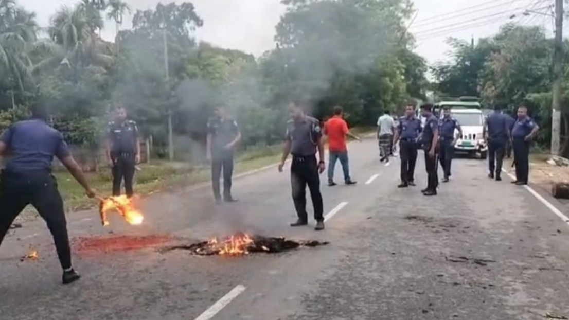 খাগড়াছড়ি জেলায় আধাবেলা সড়ক অবরোধ চলছে