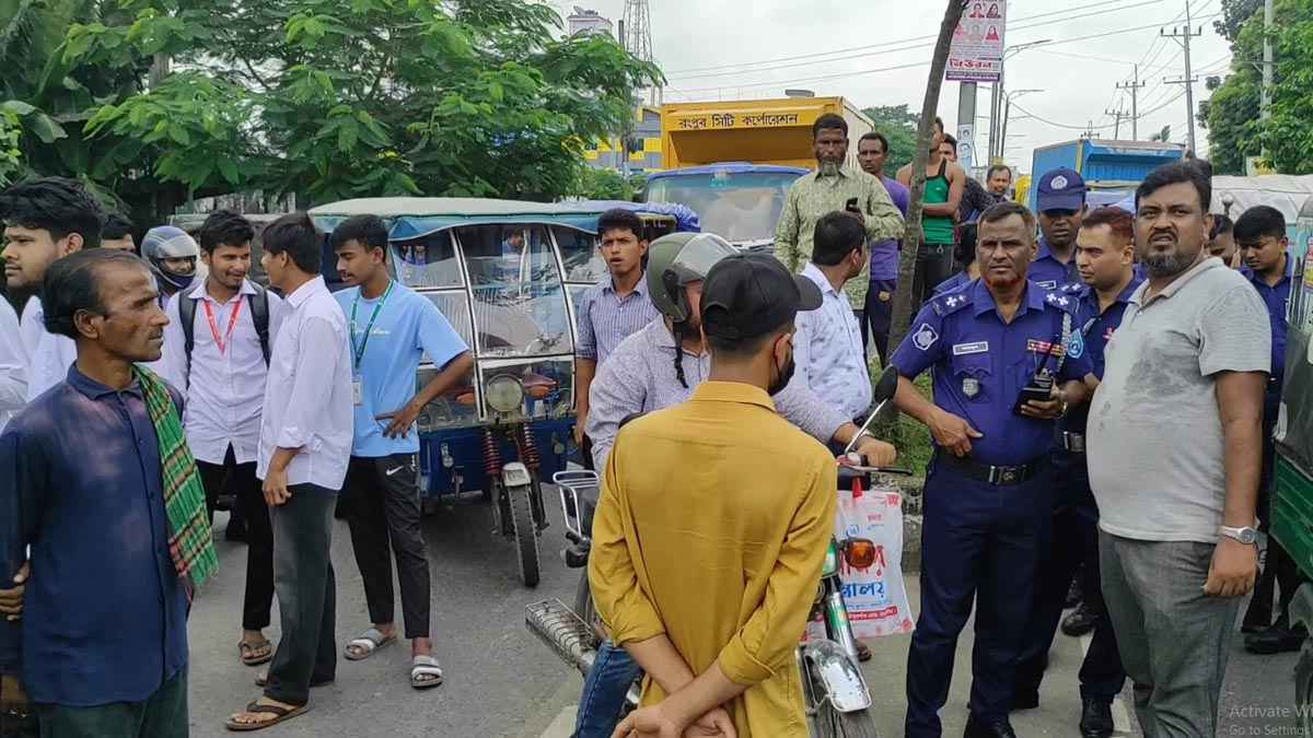 ঠাকুরগাঁওয়ে সড়ক অবরোধ করে শিক্ষার্থীদের বিক্ষোভ