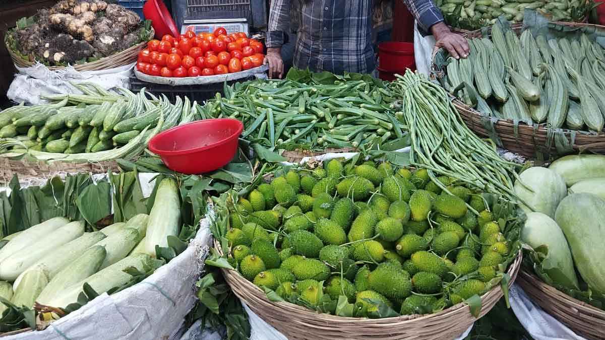 কমছে না সবজির দাম, করলা-ঢেড়শ-শিম-টমেটোতে সেঞ্চুরি