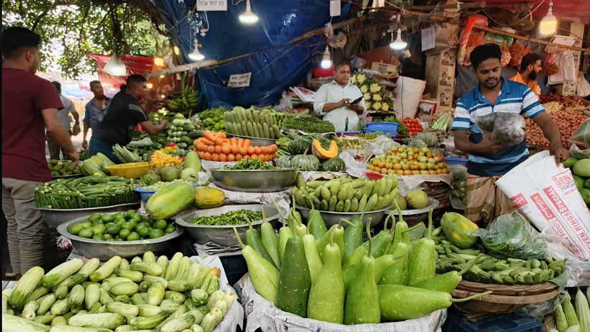 ৮০ টাকার নিচে সবজি নেই, আলু-পেঁপে ক্রেতাদের ভরসা