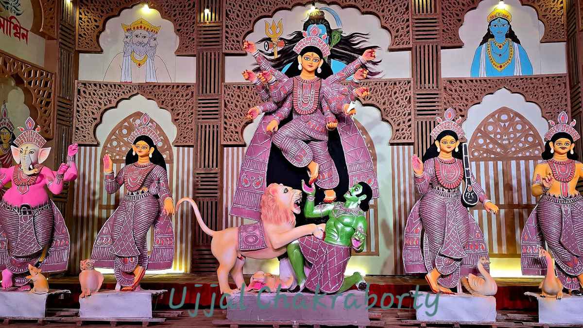 রঙ-তুলির নিপুণ আঁচড়ে প্রতিমা রাঙাতে ব্যস্ত ব্রাহ্মণবাড়িয়ার শিল্পীরা