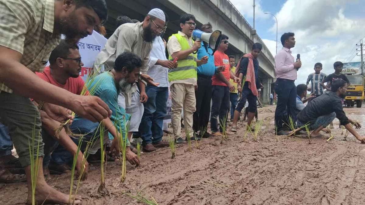 শিপইয়ার্ড সড়কের বেহাল দশায় অভিনব প্রতিবাদ
