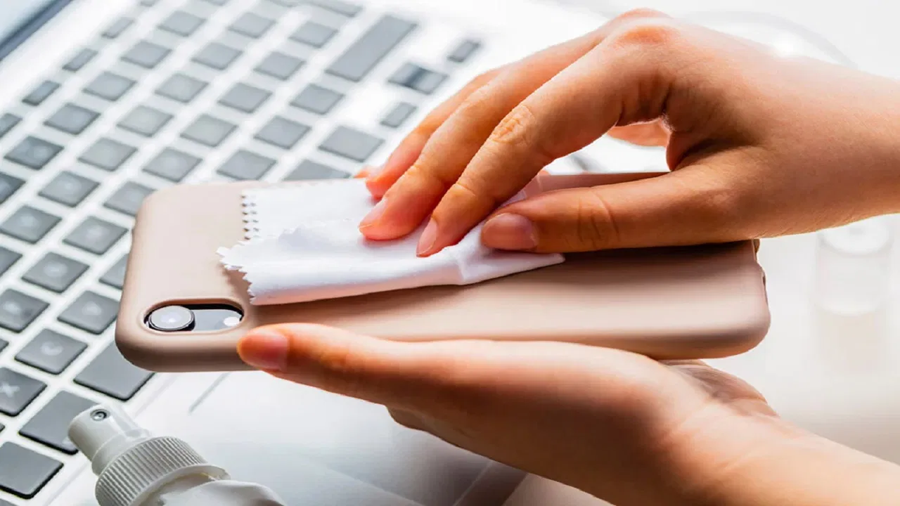 জানুন ফোনের ব্যাককভার কত দিন পরপর বদলাবেন