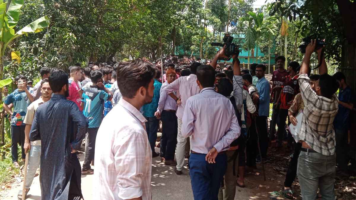 চবি শিক্ষার্থীদের ওপর স্থানীয়দের হামলা: গ্রেফতার ৮