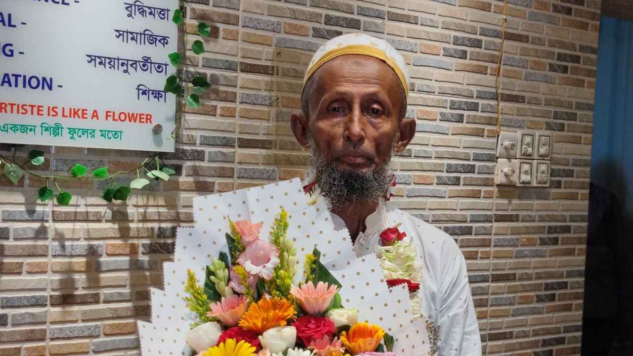 কাঁদলেন, কাঁদালেন এফডিসির খোরশেদ