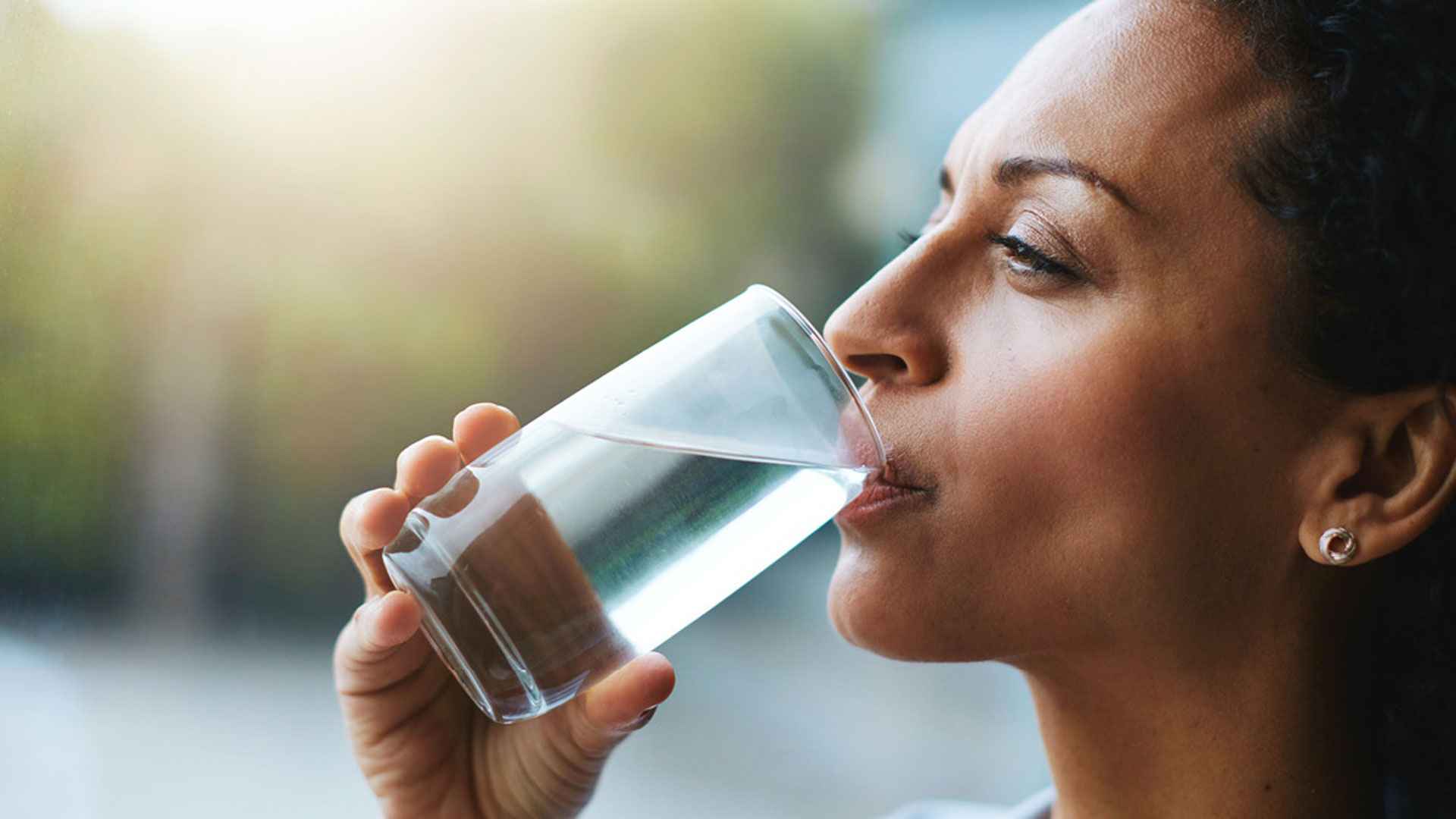 সকালে দাঁত ব্রাশ না করে পানি পান করলে শরীরে কী ঘটে?