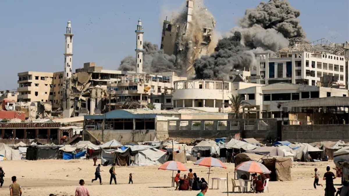 গাজায় ভয়াবহ হামলা, শহর ছাড়ছেন ফিলিস্তিনিরা