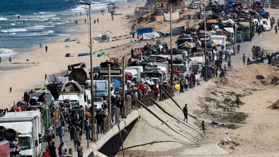 ঘরবাড়ি থেকে ফিলিস্তিনিদের তাড়িয়ে দিচ্ছে ইসরায়েল