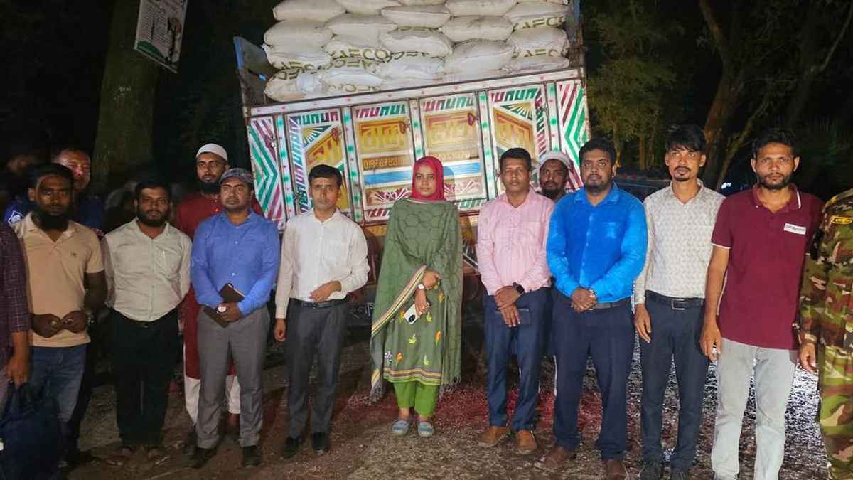 অবৈধ পথে পাচারকালে হাতিয়ায় ৬৭০ বস্তা ইউরিয়া সার জব্দ