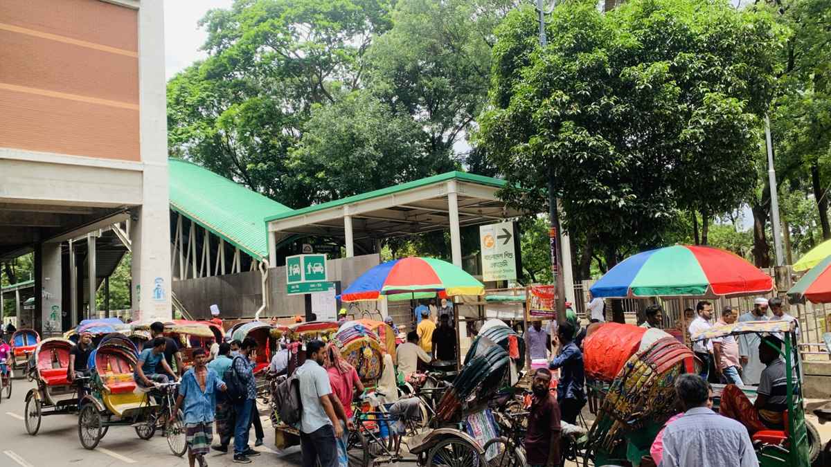 ঢাবির মেট্রো সিঁড়ি ঘিরে অব্যবস্থাপনা, যানবাহনে ধীরগতি