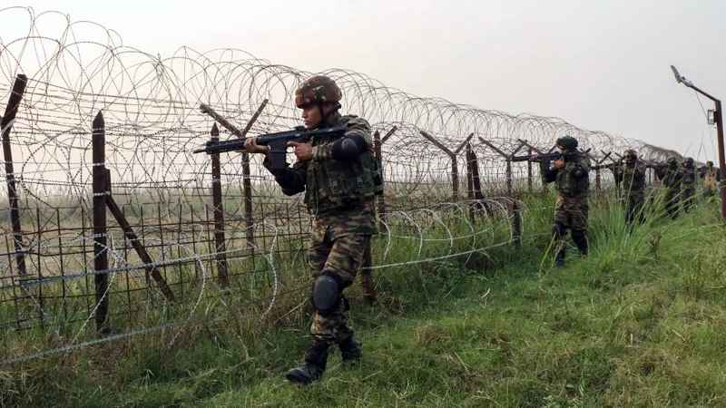 পাক-ভারত ম্যাচের আগে সীমান্তে দুই দেশের গোলাগুলি!