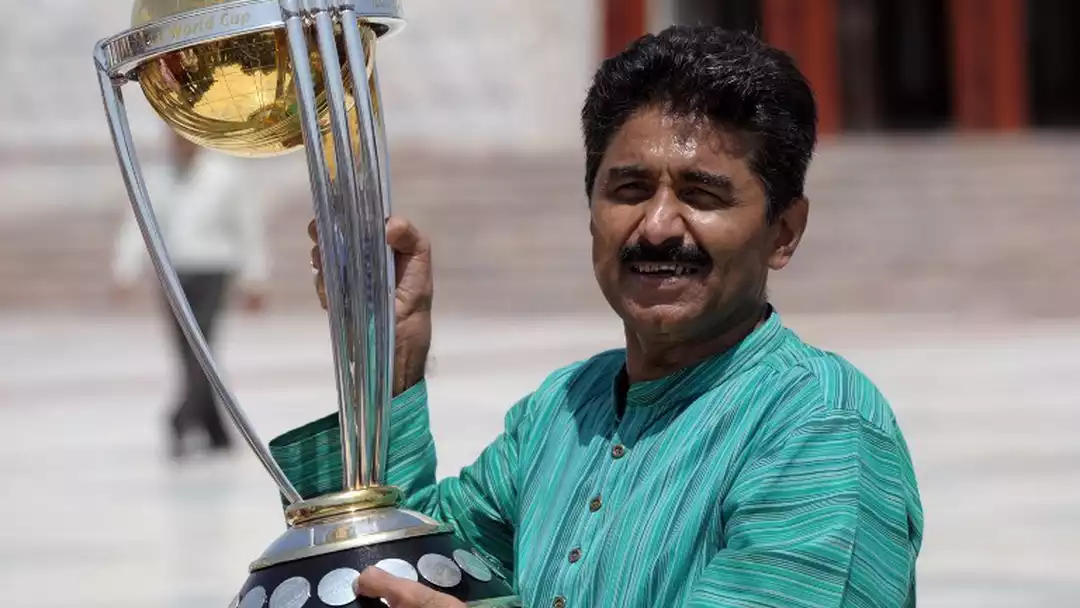 javed-miandad-poses-with-the-icc-cricket-world-cup javed-miandad-poses-with-the-icc-cricket-world-cup
