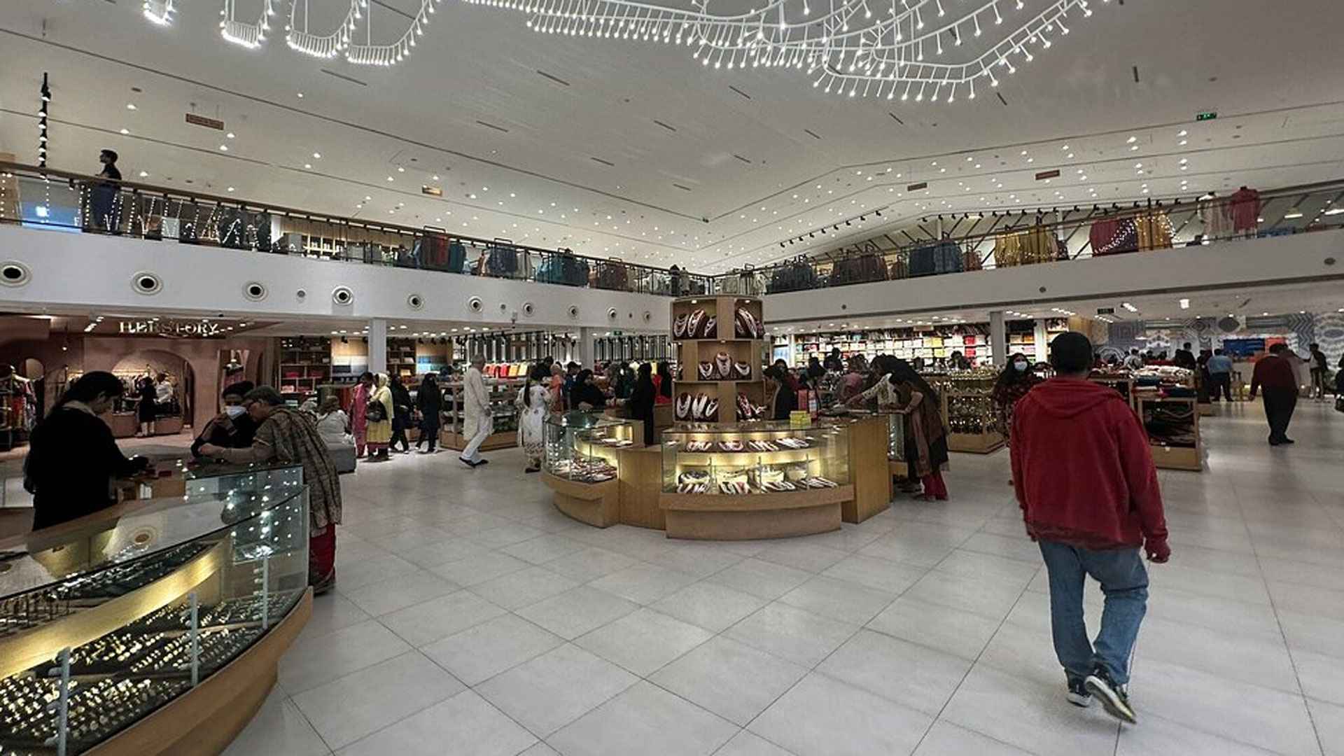 এইচএসসি পাসে চাকরি দেবে আড়ং