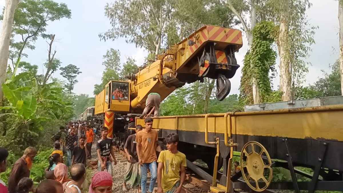কুড়িগ্রাম এক্সপ্রেস ট্রেন লাইনচ্যুত, ৫ ঘণ্টা পর চলাচল স্বাভাবিক