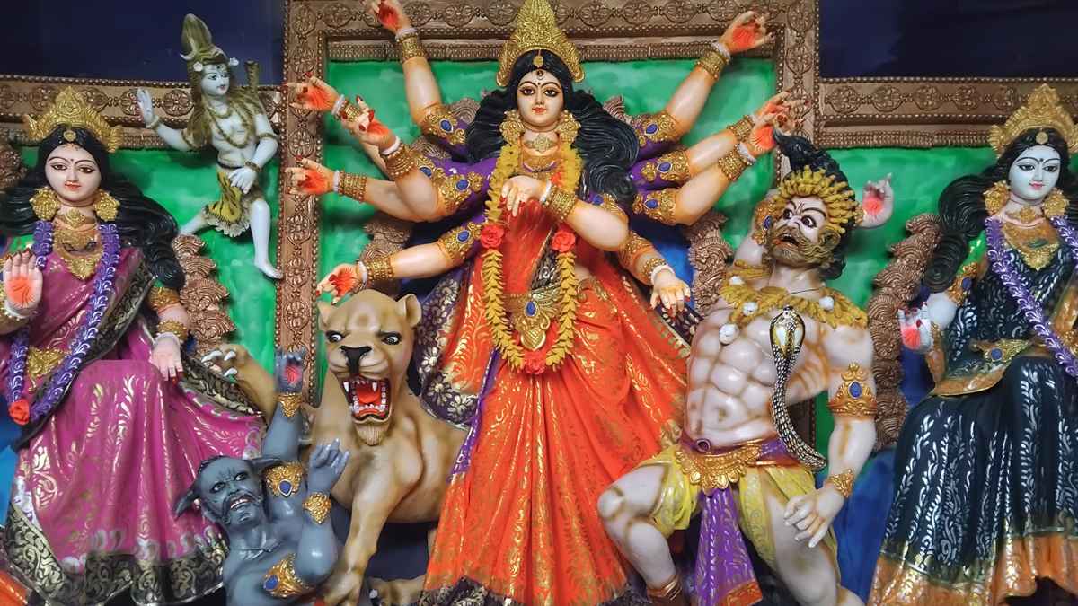 শারদীয় দুর্গোৎসব সামনে রেখে খুলনায় চলছে শেষ মুহূর্তের প্রস্তুতি