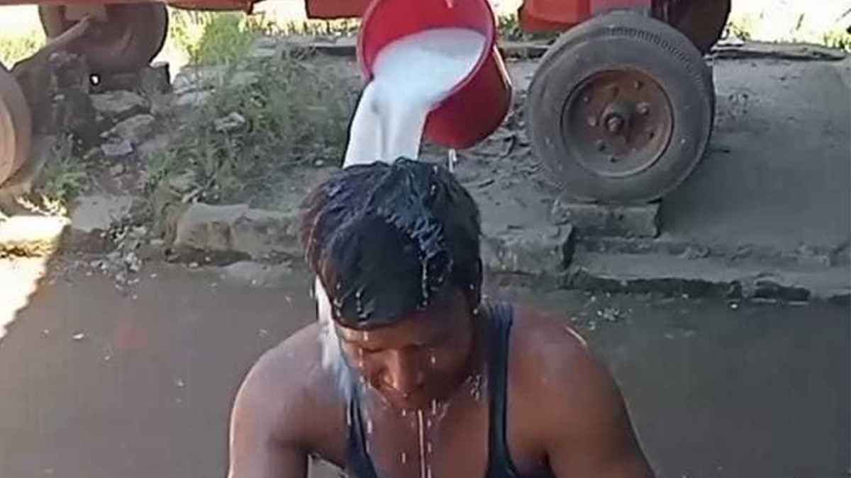 দুধ দিয়ে গোসল করে যুবকের জুয়া ছাড়ার ঘোষণা