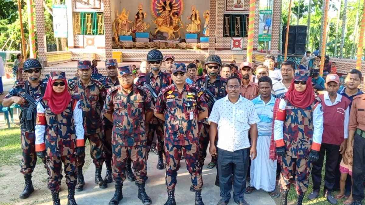 লালমনিরহাট সীমান্তে দুর্গাপূজা উপলক্ষে ১৫ বিজিবির কড়া নিরাপত্তা