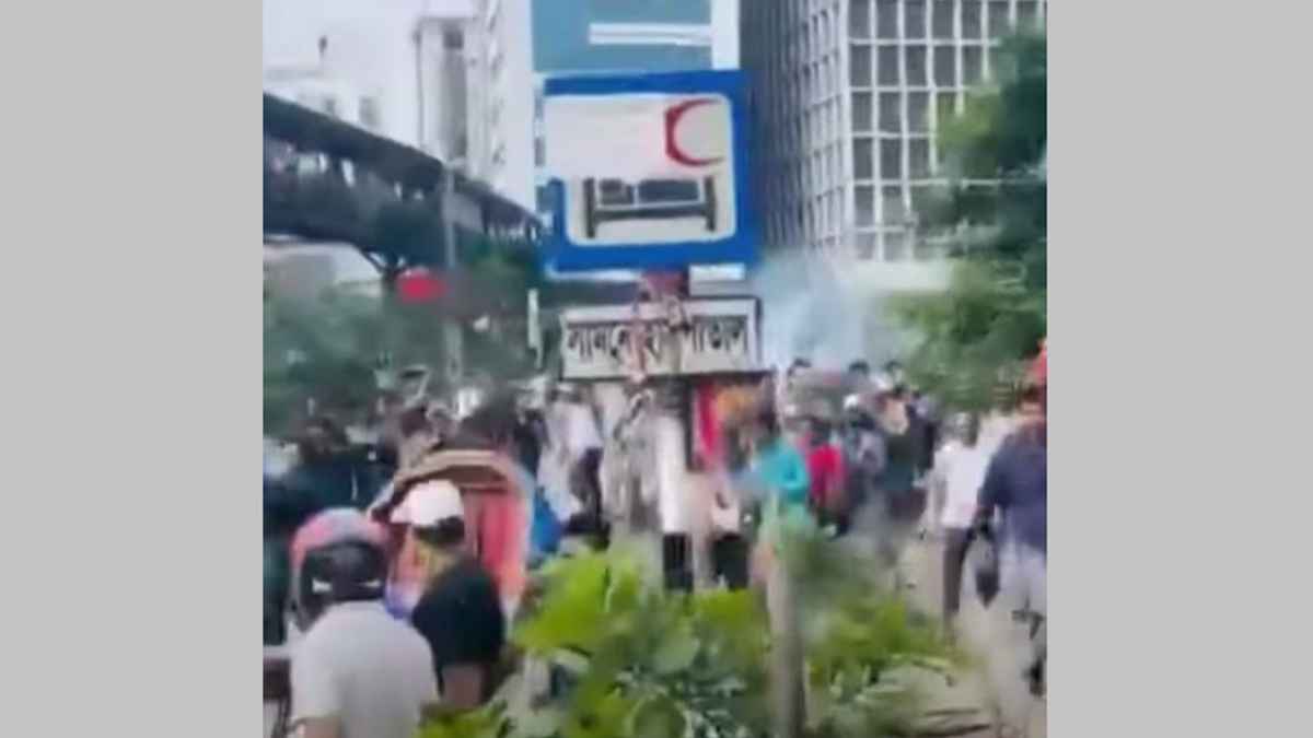 শ্যামলীতে আ.লীগের ঝটিকা মিছিলে থেকে ককটেল বিস্ফোরণ, আটক ৬