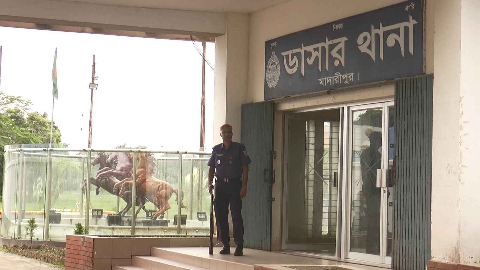 পরিত্যক্ত দোকান থেকে যুবকের অর্ধগলিত মরদেহ উদ্ধার