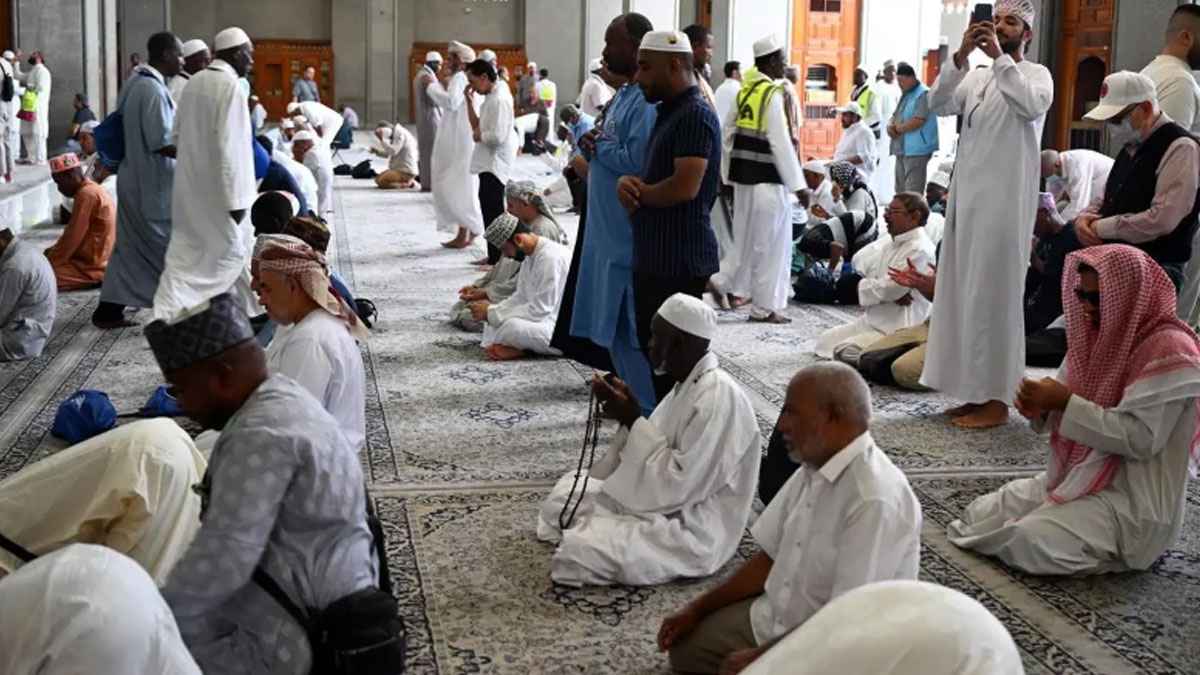 মসজিদে কথাবার্তা: শরিয়তের দৃষ্টিভঙ্গি ও জাল বর্ণনা