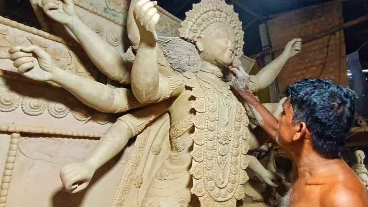 নড়াইলে ৫২৪ মণ্ডপে শারদীয় দুর্গাপূজা, প্রতিমা তৈরিতে ব্যস্ত শিল্পীরা
