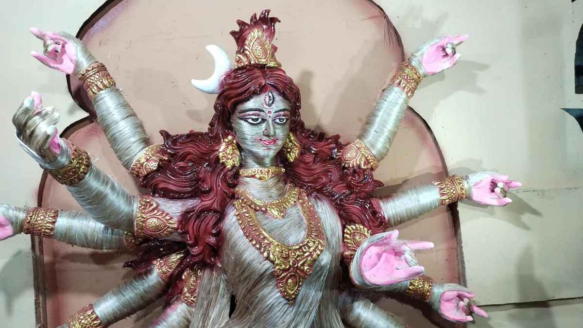 নাটোরে নজর কাড়ছে পাটের আঁশ দিয়ে তৈরি দুর্গাদেবীর প্রতিমা