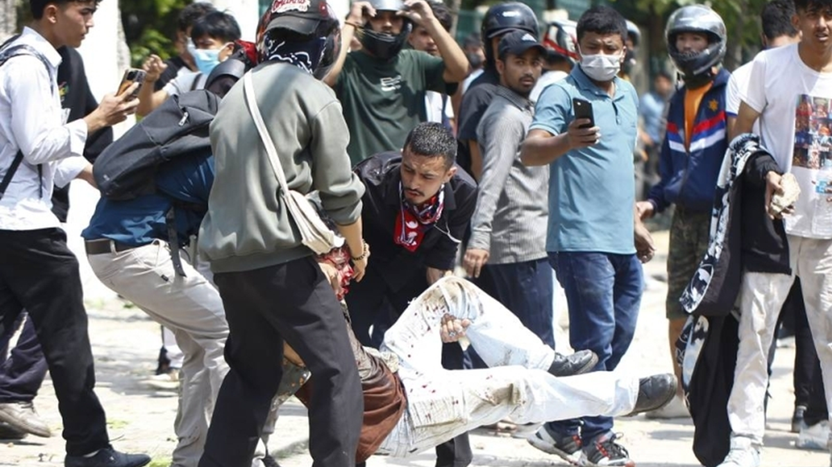 নেপালে দেখামাত্র গুলির নির্দেশ, নিহত বেড়ে ১৮