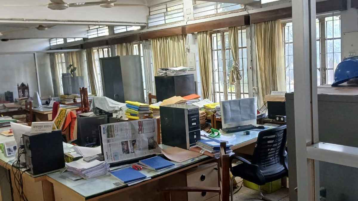 নেত্রকোনায় পল্লী বিদ্যুৎ কর্মীদের গণছুটি, বিদ্যুৎ বিভ্রাটের শঙ্কা