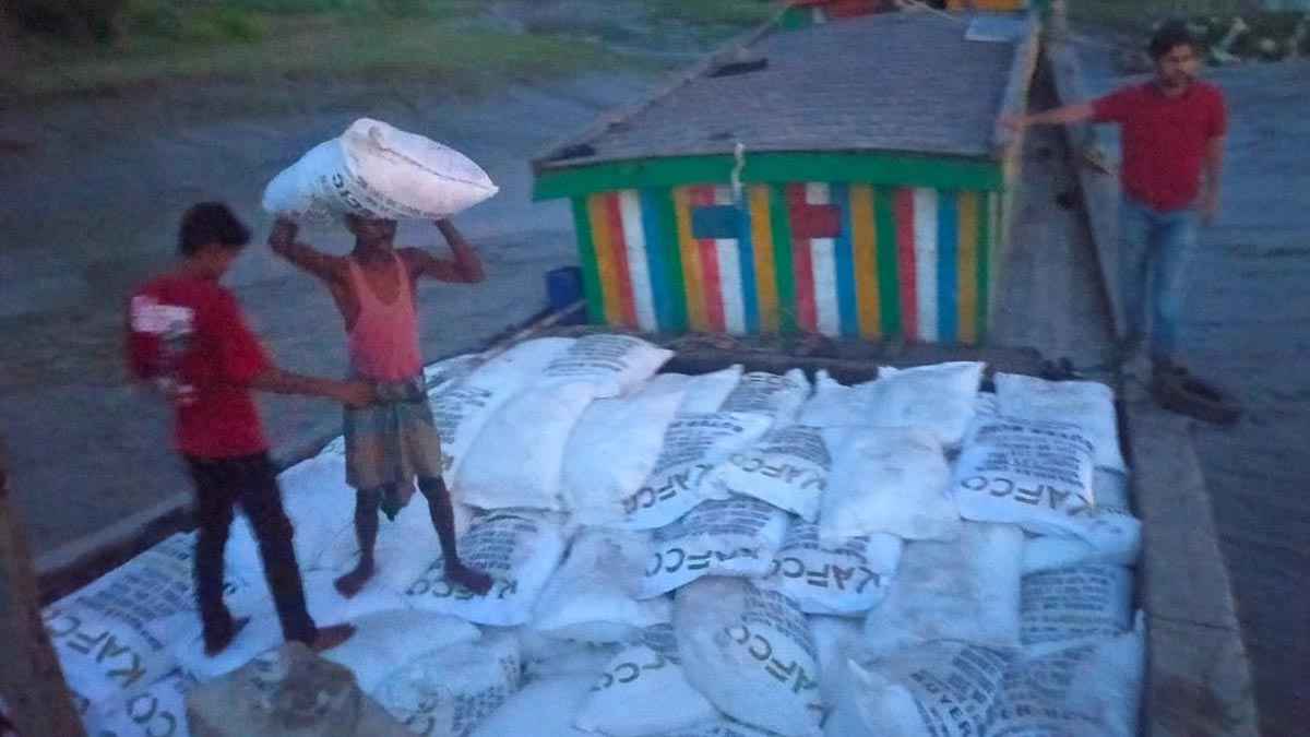 নোয়াখালীতে ২৯৭ বস্তা অবৈধ ইউরিয়া সার জব্দ, ২ ব্যবসায়ীকে জরিমানা