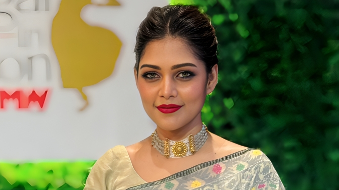 ইনবক্সে কুপ্রস্তাব, পুলিশের নাম্বার দিলেন পিয়া জান্নাতুল