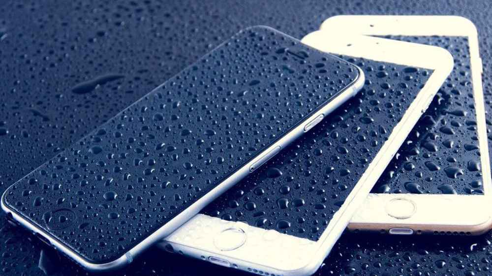 ফোন ভিজে গেলে কি বন্ধ করে রাখা উচিত?