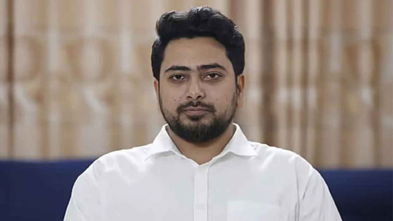 হাসিনার বিরুদ্ধে সাক্ষ্য দিতে ট্রাইব্যুনালে নাহিদ ইসলাম