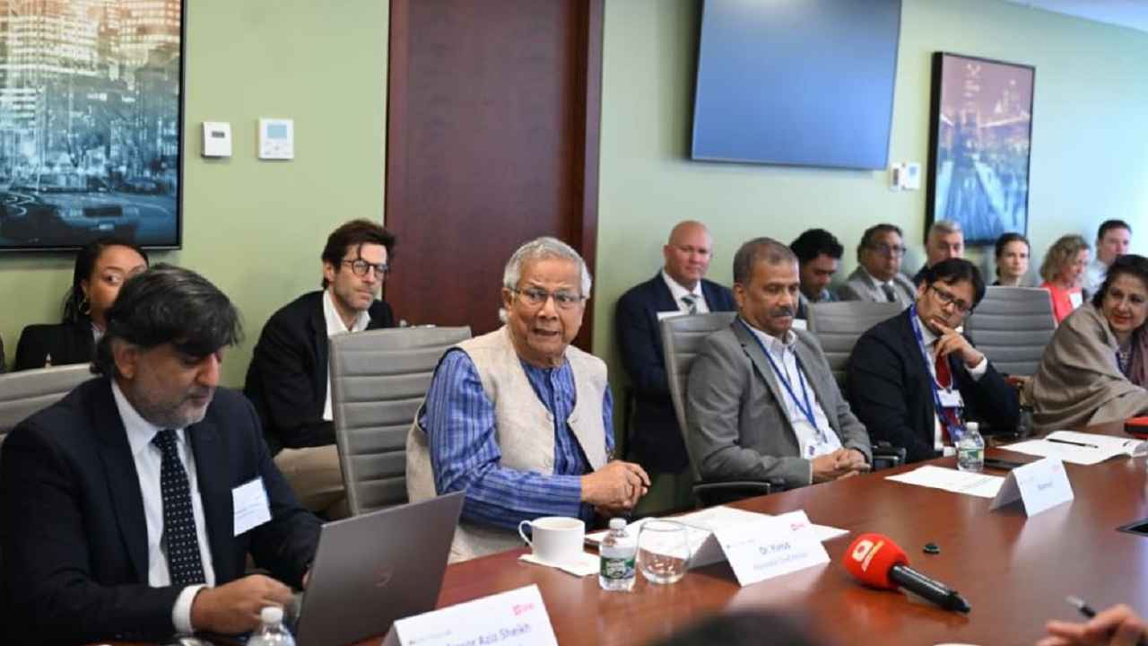 স্বাস্থ্যসেবা খাত অর্থলোভীদের হাতে ছেড়ে দেওয়া উচিত নয়: প্রধান উপদেষ্টা