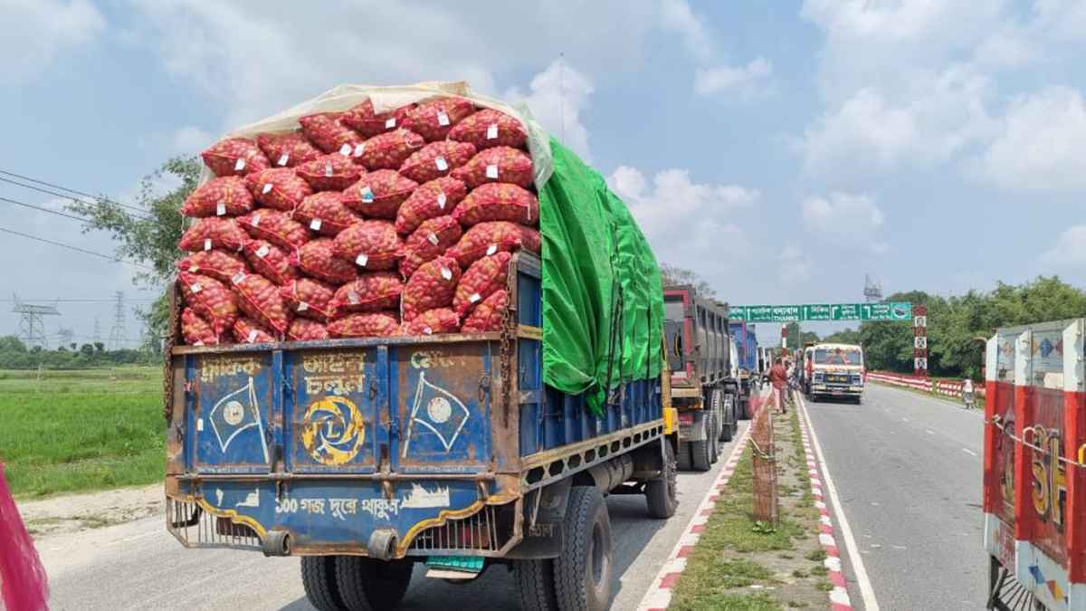 কর্মচাঞ্চল্য ফিরেছে বাংলাবান্ধা স্থলবন্দরে, বাড়ছে রাজস্ব আয়