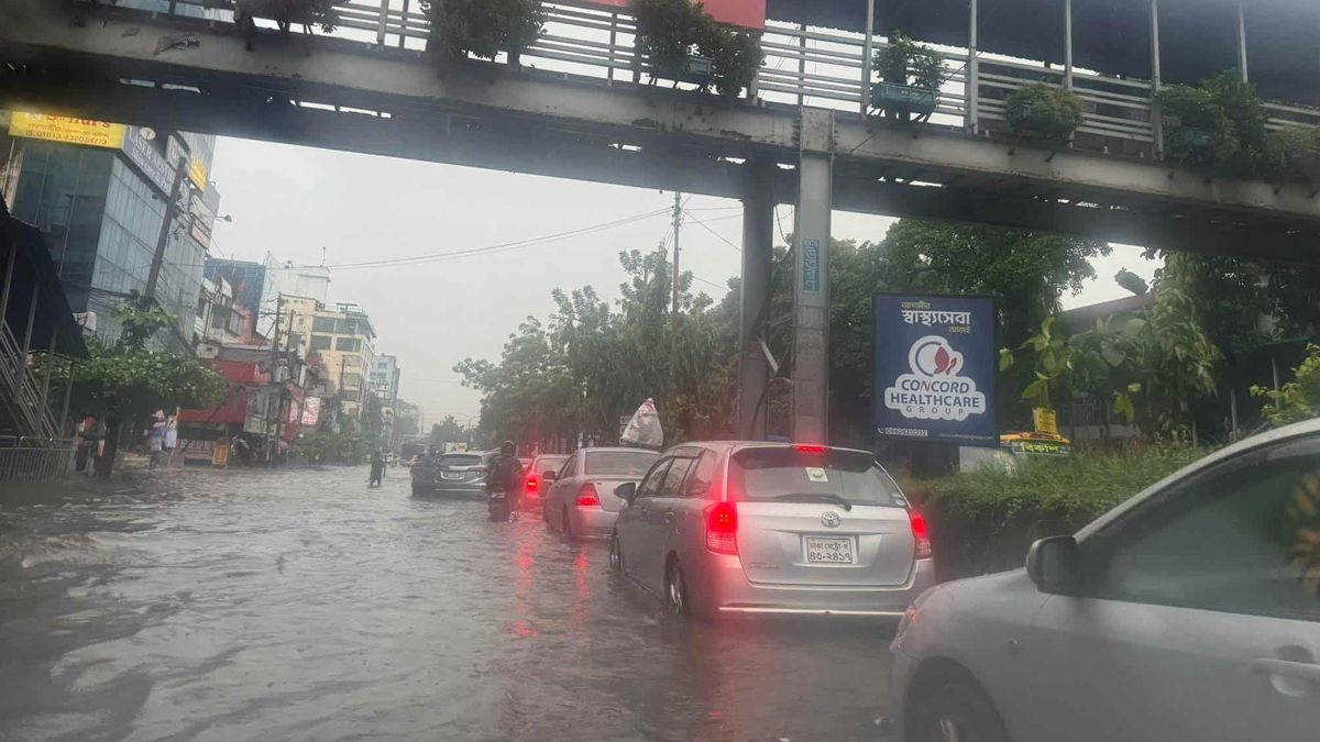 ২ ঘণ্টার বৃষ্টিতে ডুবল ঢাকা, নগরবাসীর সীমাহীন দুর্ভোগ