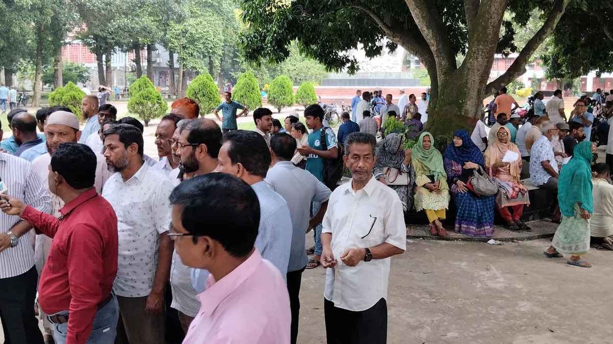 পোষ্য কোটার দাবিতে এবার কর্মবিরতিতে রাবির কর্মকর্তা-কর্মচারীরা