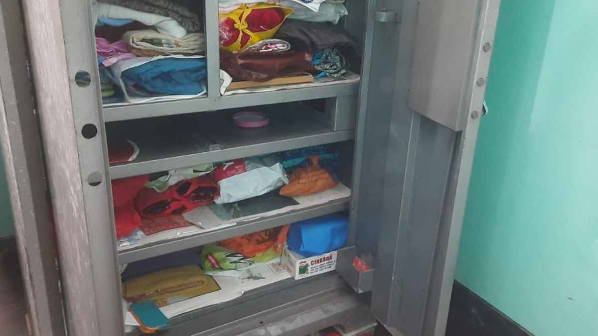 গ্রিলের তালা ভেঙে ৩০ ভরি স্বর্ণালংকার চুরি