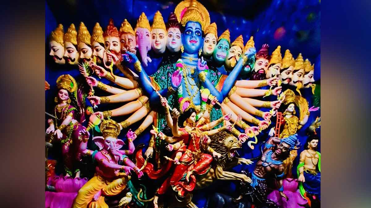 শ্যামনগরে ২১ ফুট উচ্চতার বিশ্বরূপ দুর্গা প্রতিমা