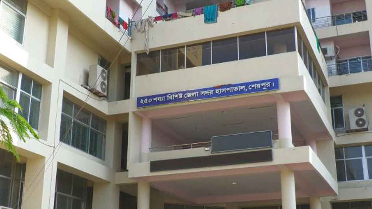 আপু ডাকায় রোগীকে কক্ষ থেকে বের করে দিলেন ডাক্তার