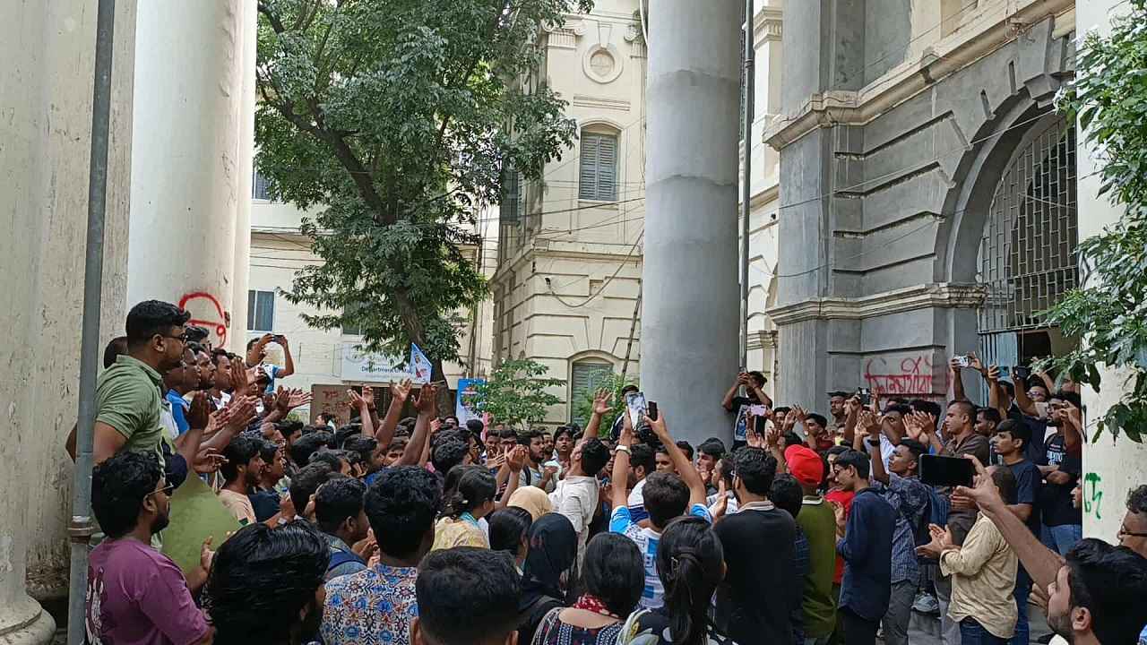 গণধর্ষণের হুমকির প্রতিবাদে জবি ছাত্রদলের বিক্ষোভ