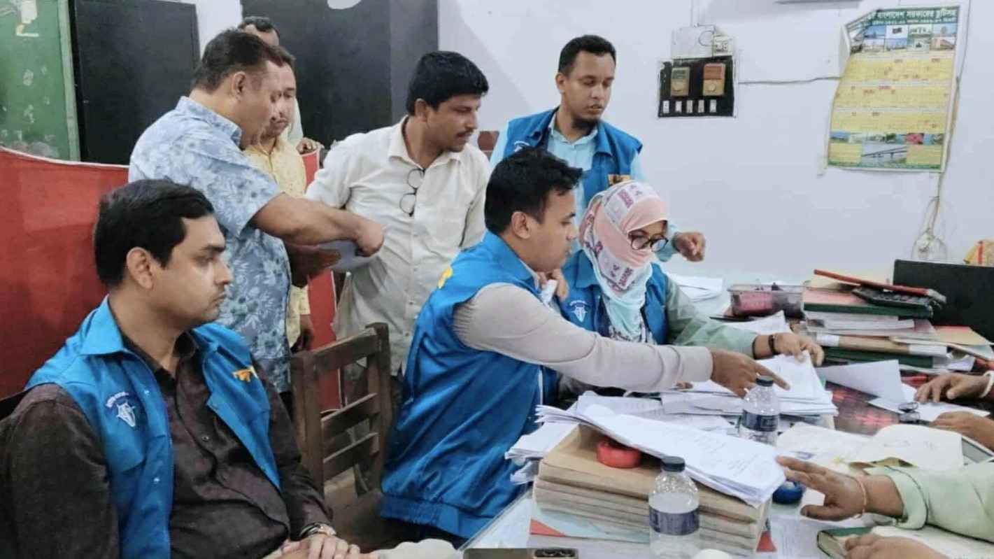 ঠাকুরগাঁওয়ে সাব-রেজিস্ট্রার অফিসে দুদকের অভিযান