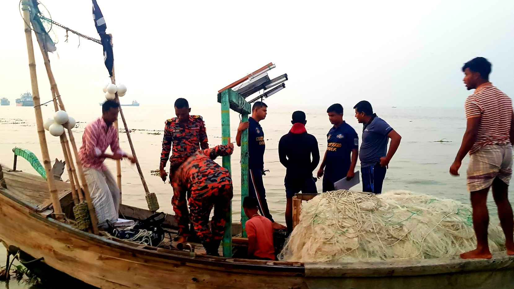 ছেলেকে বাঁচাতে নদীতে ঝাপ দিলেন মা, ১২ ঘণ্টায়ও মেলেনি খোঁজ