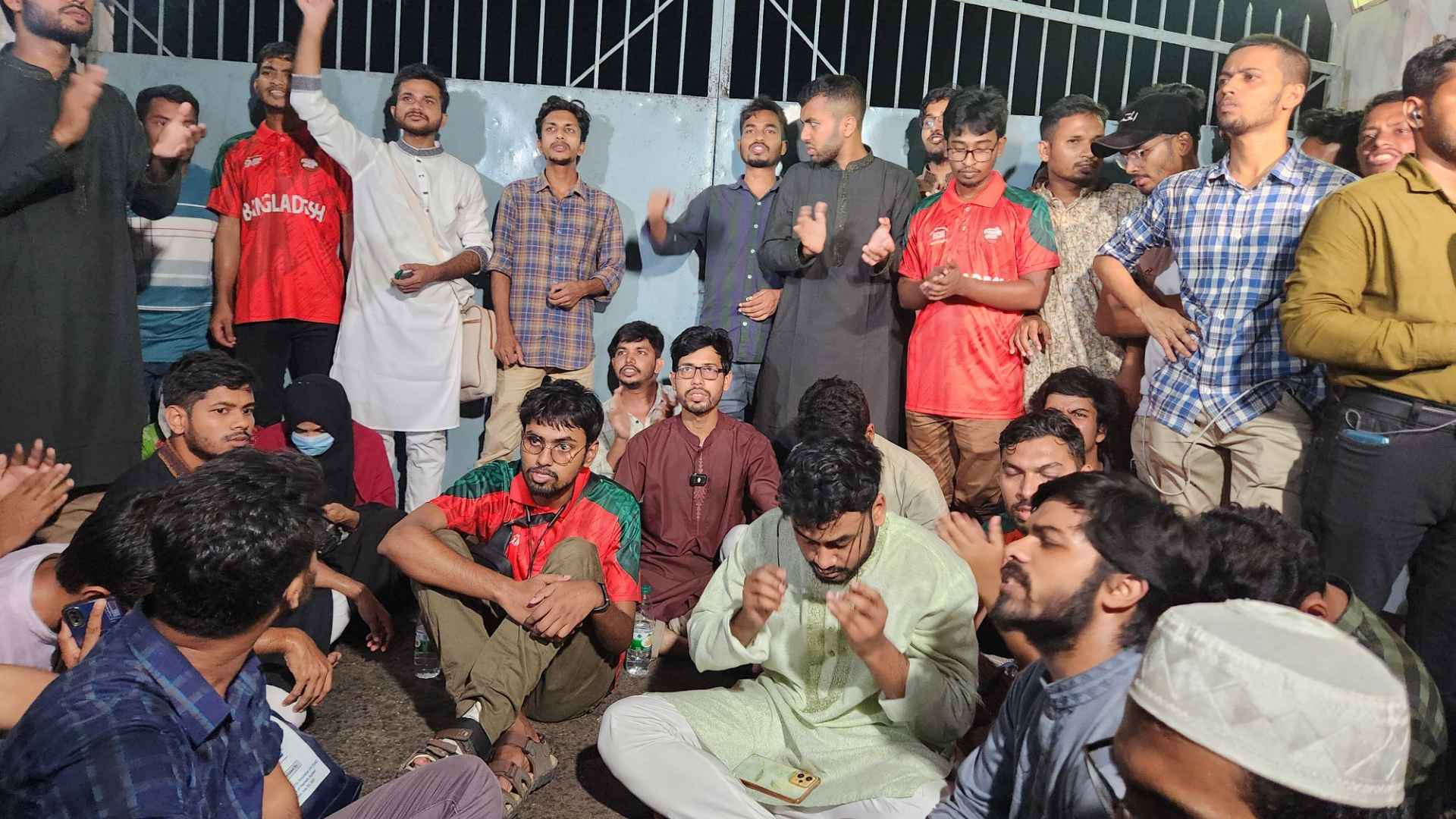 পোষ্য কোটা পুনর্বহালের প্রতিবাদে রাবিতে অবস্থান কর্মসূচি