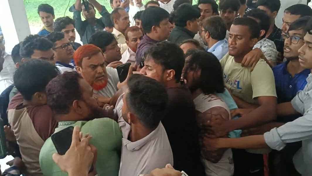 পোষ্যকোটা ইস্যুতে উত্তপ্ত রাবি ক্যাম্পাস, শিক্ষক-শিক্ষার্থী হাতাহাতি