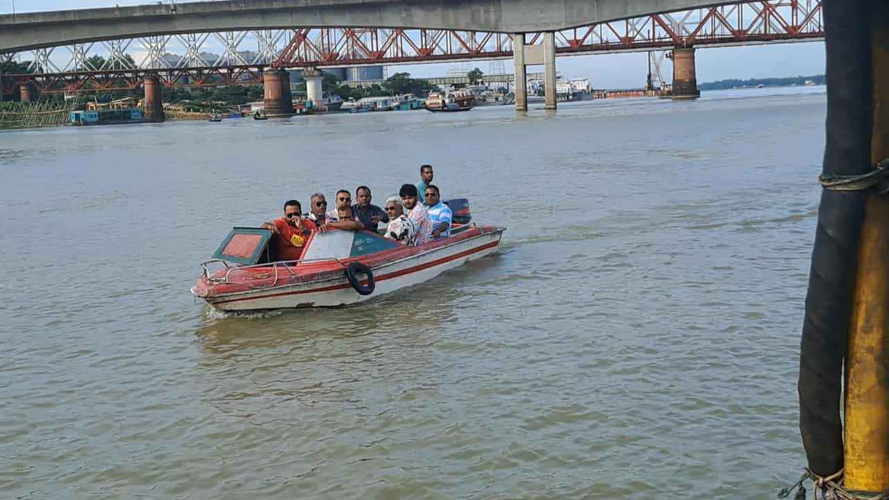 আশুগঞ্জে ভ্রাম্যমাণ আদালতের ওপর বালু সিন্ডিকেটের হামলা