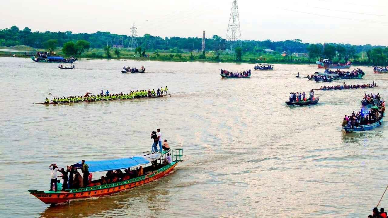 নড়াইলে ঐতিহ্যবাহী নৌকা বাইচ দেখতে মানুষের ঢল