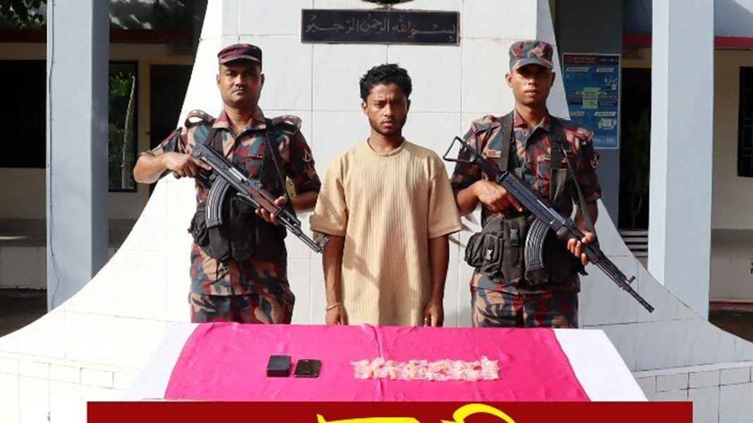 পেটের মধ্যে দুই হাজার ইয়াবা নিয়ে পাচারকালে যুবক আটক