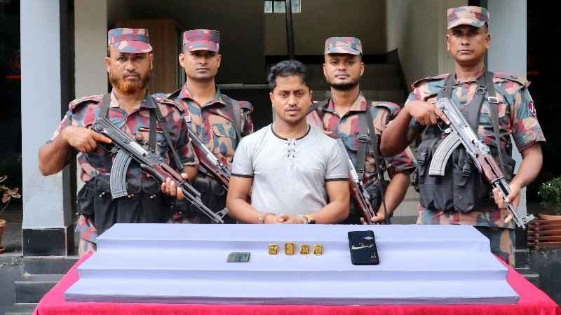 যশোরে চার স্বর্ণের বারসহ পাচারকারী আটক