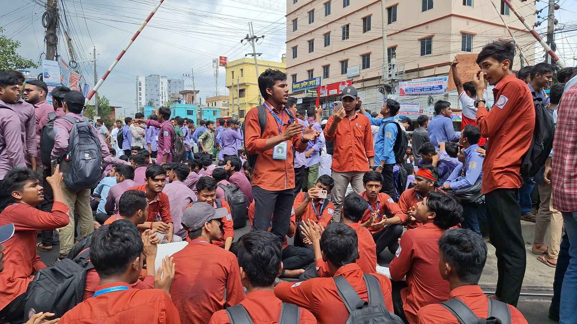 ডিপ্লোমা শিক্ষার্থীদের বিক্ষোভে সড়কে যানজট, ১ ঘণ্টা রেল চলাচল বন্ধ